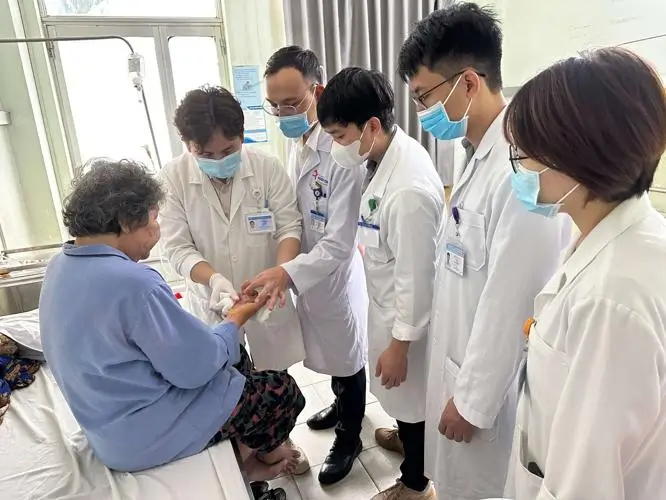 Bác sĩ tận tâm chăm sóc bệnh nhân