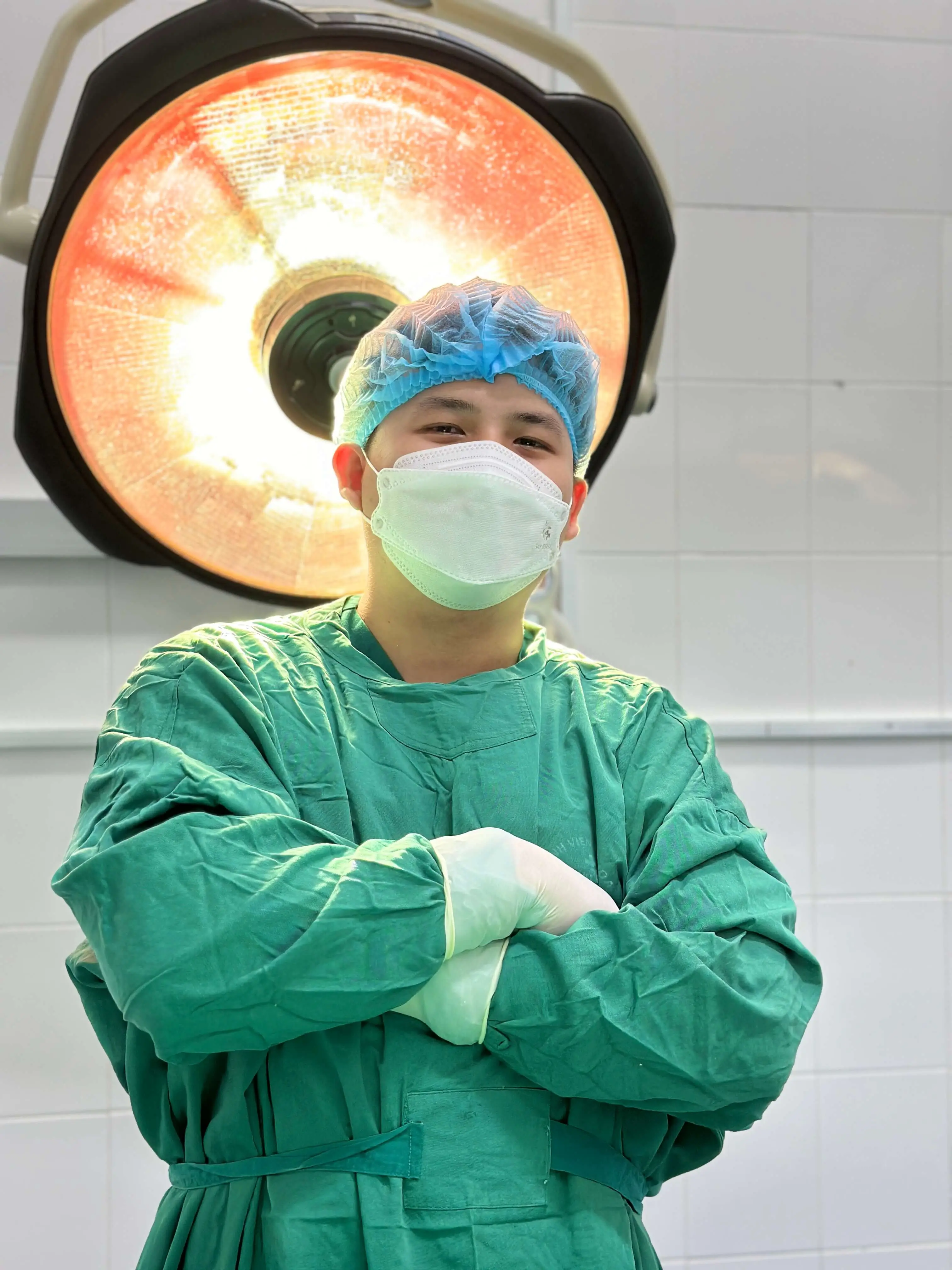BS. Phan Nhật Trình trong phòng mổ