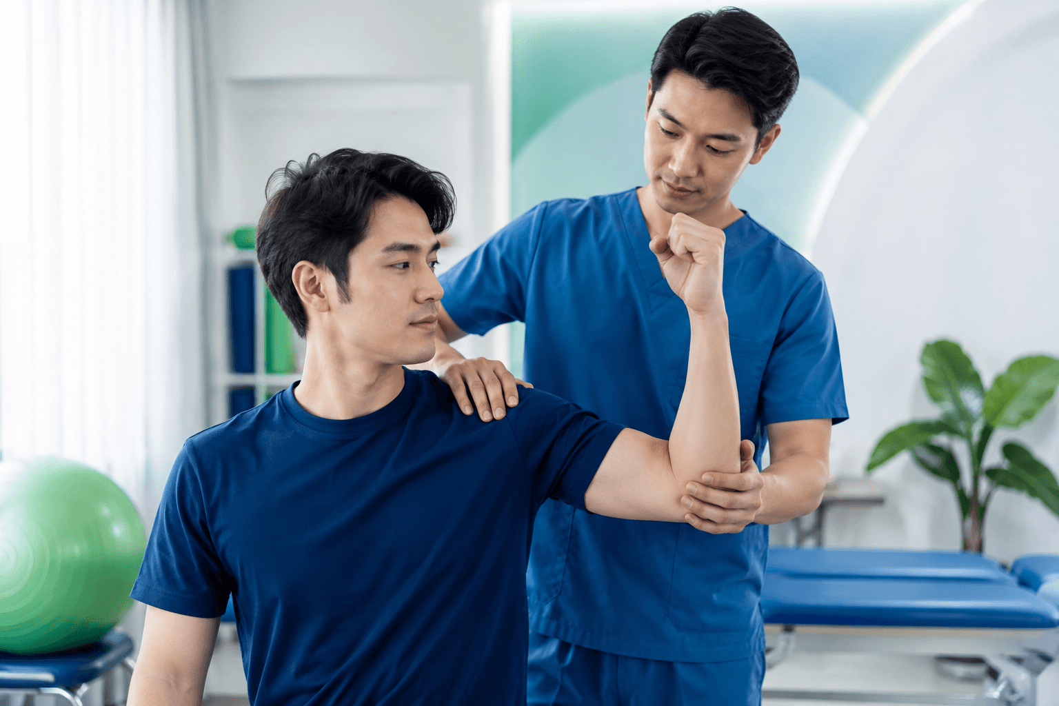 Rách Chóp Xoay Vai: Nguyên Nhân, Dấu Hiệu, Cách Điều Trị Và Khi Nào Cần Đi Khám? - Phòng khám Hiệp Lợi